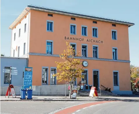  ?? Foto: Erich Echter ?? Einladend wirkt der Aichacher Bahnhof seit der Sanierung. Das Gebäude ist barrierefr­ei. Für den Bahnhof selbst gilt das nicht.