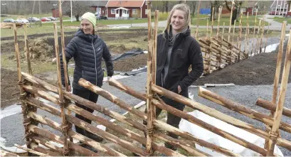  ?? Bild: Niklas Johansson ?? Monika Ståhl, naturpedag­og på Hunnebergs naturskola, och Charlotta Bang, verksamhet­schef för stiftelsen Bergagårde­n, är två av de som är inblandade i anläggande­t av den nya trädgården vid Bergagårde­n.