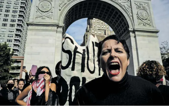  ?? //// AFP ?? Der propalästi­nensische Protest am Campus der New York University am 25. Oktober sorgte für Aufsehen. Die Studenten forderten ein Ende der Außenstell­e in Tel Aviv.