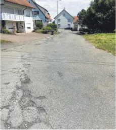  ?? FOTOS: WERNER LEIPERT ?? Schlagloch­piste und Schotterha­lde: Die Ringstraße in Inneringen (links) und das Areal am Bahnhof in Hettingen stehen weit oben auf der Liste der zu verbessern­den Straßen.