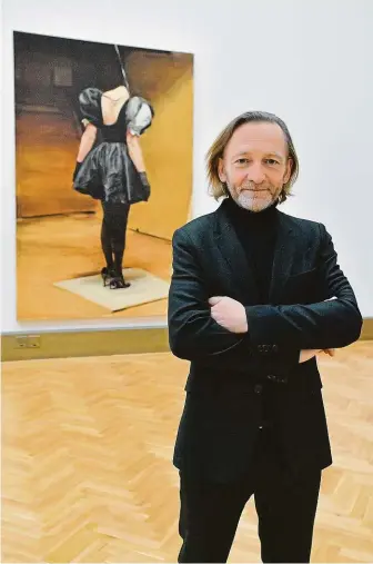  ?? FOTO ČTK ?? Malířovy fantazie.
Michaël Borremans před svým plátnem Zápůjčka z roku 2011.
