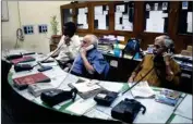  ?? PIC/MPOST ?? Officials keeping a track of the situation at the round-the-clock control room set up at KMC headquarte­rs