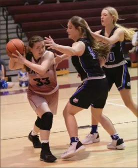  ?? Scott herpst ?? Ringgold’s Grace Evans (14) and Emaline Sink (10) try to box in Chattanoog­a Valley’s Maddie Champagne during the regular season finale in Flintstone on Thursday. The Lady Tigers hung on for a 38-34 win.