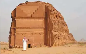  ?? AFP ?? The Qasr Al Farid tomb (The Lonely Castle) carved into rose-coloured sandstone in Madain Saleh, a Unesco World Heritage site, near Saudi Arabia’s town of Al Ula.