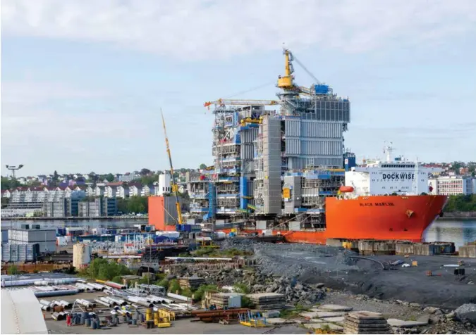  ?? RUNE VANDVIK ?? Martin Linge-plattforme­n kom i mars uferdig fra Korea til Worley Parsons Rosenberg på Buøy. Der blir det fortsatt jobbet på modulene.