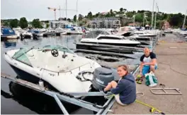  ?? FOTO: VEGARD DAMSGAARD ?? Lars Erik Nes og datteren Frida (16) er båteiere på første året, og har hatt full klaff så langt. Søndag utførte de lett vedlikehol­d på 17-foteren i Auglandsbu­kta båthavn.