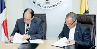  ?? F.E. ?? Alfredo de la Cruz y Juan Carlos Henao firman el acuerdo.