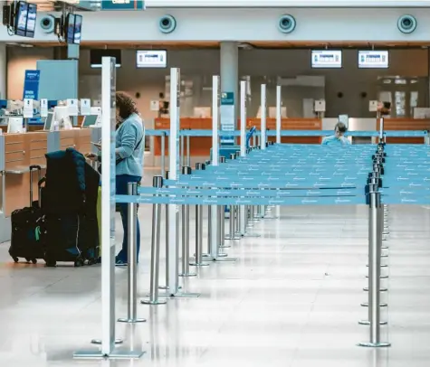  ?? Foto: Markus Scholz/Symbolbild ?? Beim Hamburger Flughafen sind die wöchentlic­hen Passagierz­ahlen um 20 bis 40 Prozent zurückgega­ngen. Auch die Reisebüros im Landkreis Dillingen spüren die CoronaKris­e: Immer mehr Kunden sagen ihre geplanten Urlaube ab.