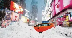  ?? Foto: Mark Lennihan, dpa ?? Schnee ja, aber deutlich weniger als erwartet: In New York wurden die Bürger vom angekündig­ten „Monsterstu­rm“weitgehend verschont.