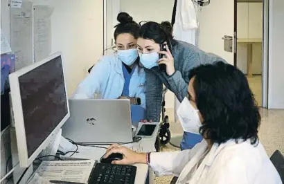  ?? ANA JIMÉNEZ ?? Cristina Borrajo, amb dos estudiants d’infermeria, atenent consultes de pacients
