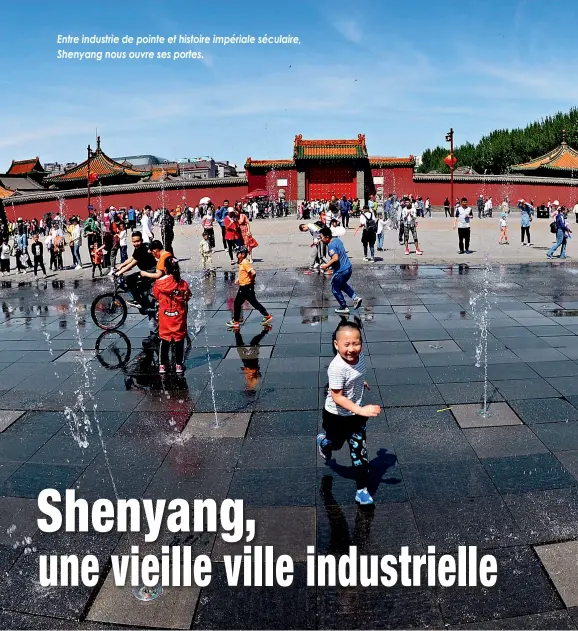  ??  ?? Le 30 avril 2018, lors des congés du 1er mai, les visiteurs affluent au Palais impérial de Shenyang.