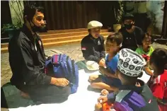  ?? SEPTIAN NUR HADI/JAWA POS ?? BERBAGI ILMU: Luki Darmawan bersama para relawan memberikan materi pelajaran kepada anak jalanan dan kaum duafa di Jalan KH Mas Mansyur, Nyamplunga­n, Pabean Cantian.