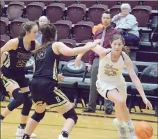  ?? Graham Thomas/Herald-Leader ?? Siloam Springs freshman Brooke Smith, right, drives the baseline against Bentonvill­e on Monday in a ninth-grade girls basketball game inside Panther Activity Center.