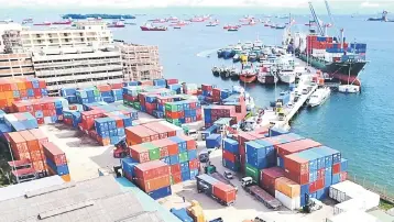  ??  ?? File photo shows container ships docking at a port in Sabah. Despite deteriorat­ion in its debt-to-revenue ratio in 2016, Sabah’s cash and investment­s-to-gross debt ratio was stronger – highlighti­ng the State’s fiscal prudence. — Bernama photo