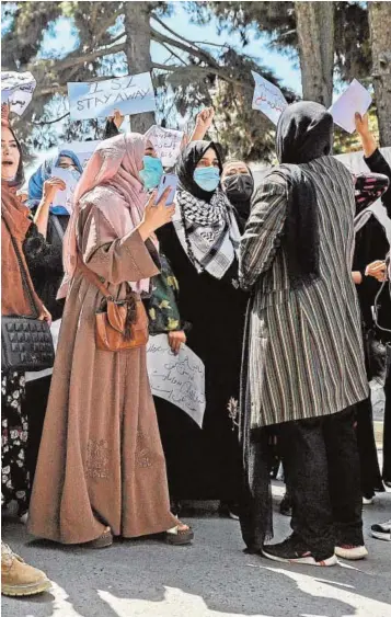  ?? // AFP ?? Un soldado talibán vigila la protesta de las mujeres ayer en Kabul