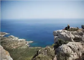  ??  ?? MEDELHAVET. Den två timmar långa vandringen i Pafos är värd mödan när utsikten över Medelhavet vecklar ut sig.