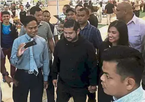  ??  ?? Royals at the market:Tunku Ismail Sultan Ibrahim with his wife Che Puan Khaleeda Bustamam at AEON Tebrau after footing grocery bills of shoppers inside the hypermarke­t here in Johor Baru.