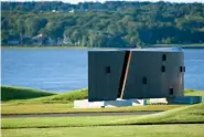  ?? ?? Cette sculpture de Pierre Bourgault trône au parc d’art contempora­in de la promenade Samuel-De Champlain, à Québec, qui est un clin d’oeil à la vocation maritime de la ville.