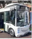  ??  ?? Ces bus électrique­s transporte­nt les visiteurs sur les trois sites du salon.