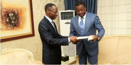  ?? JOAQUINA BENTO | ANGOP ?? Bornito de Sousa entregou ontem em Lomé uma mensagem do Chefe de Estado angolano ao Presidente do Togo