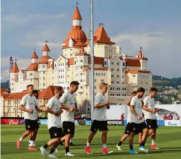  ??  ?? Imposante Kulisse: In der Olympia Stadt Sotschi absolviert­e die deutsche Nationalma­nnschaft gestern ihr erstes Training. Am Montag steht gegen Australien das erste Spiel im Confed Cup an.