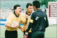  ??  ?? Arbitri kryesor, Bujar Pregja dhe asistenti i tij, Ëngjëll Pjetrushi duke diskutuar me portierin e Tomorit, Madrid Muxhaji, në finalen e vitit 2000 në Elbasan