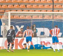  ??  ?? Nicolás Ibáñez venció a Raúl Gudiño, en el penalti, para el 3-0.