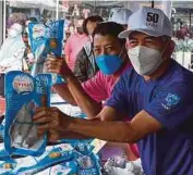  ?? PIC BERNAMA ?? Traders at a Terengganu market showing packets of frozen fish on Sunday.