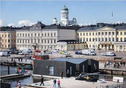  ?? FOTO: TIMO KARI ?? Allas Sea Pools nya bastu är nästan färdiginst­allerad.
Anna-Mari Karhunen, kommunikat­ör på Allas Sea Pool är uppenbart nöjd med det temporära tillbygget.