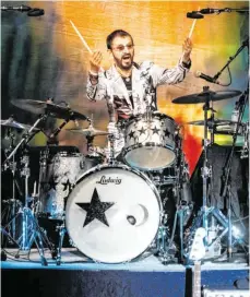  ?? FOTO: MARKUS SCHOLZ/DPA ?? Er kann es noch immer: Ringo Starr am Schlagzeug ...