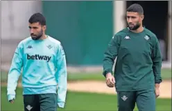  ??  ?? Yasin y Nabil Fekir, durante un entrenamie­nto con el Betis.