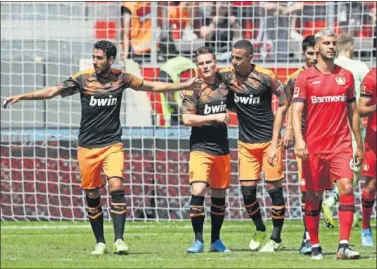  ??  ?? DOBLETE. Rodrigo anotó dos goles y dio la victoria al Valencia en el Bay Arena.