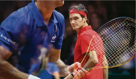  ?? (STEPHANE ALLAMAN) ?? Si Federer – ici face à Richard Gasquet lors de la finale de Coupe Davis, en 2014 – a égratigné une presse française trop complaisan­te, il n’a pas non plus épargné les athlètes de l’Hexagone, trop perméables aux louanges mais aussi, parfois, aux...