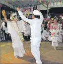  ??  ?? Sobre estas líneas, el párroco de la iglesia de San Servacio de Valladolid, Armando Obregón Patrón, y Megan Rubete Aranda, reina de las festividad­es, en la procesión de jóvenes. A la izquierda, la vaquería en Motul, anteanoche