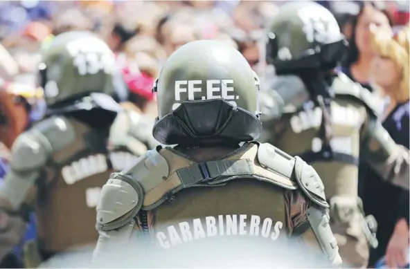  ??  ?? ► Funcionari­os de Fuerzas Especiales de Carabinero­s, durante una manifestac­ión realizada el 6 de diciembre.