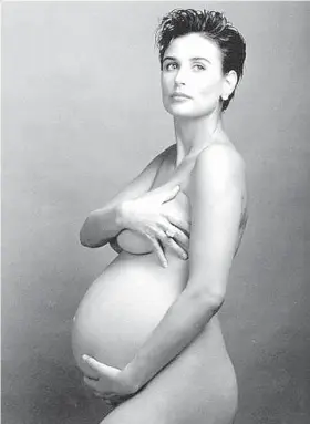  ??  ?? La actriz Demi Moore posó durante su embarazo desnuda para la revista en el 1991.