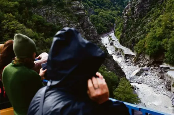  ?? Photo Laurent Carré ?? La route menant à Tende détruite après le tempête Alex, qui a touché la vallée de la Roya,
le 16 octobre.