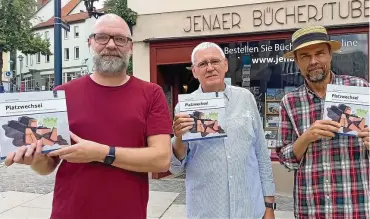  ?? FOTO: THOMAS STRIDDE ?? Kristian Philler, sein Vater und Bücherstub­en-Inhaber Gunther Philler sowie Autor und Verleger André Nawrotzki zeigen das neue Buch über den Eichplatz.