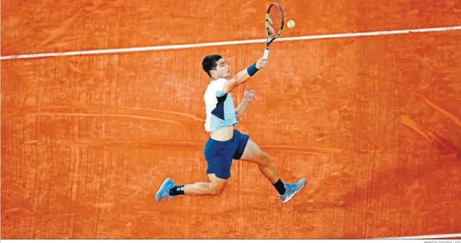  ?? MARTIN DIVISEK / EFE ?? Carlos Alcaraz ataca la bola en su partido de octavos de final de Roland Garros ante el ruso Khachanov.