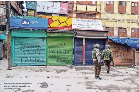  ?? FOTO: IMAGO ?? Indische Soldaten sichern ein Gebäude in Srinagar in der Region Kaschmir.