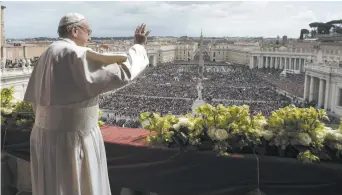  ??  ?? Le pape François, dimanche, sur son balcon de la Place Saint-Pierre. − Vatican Media