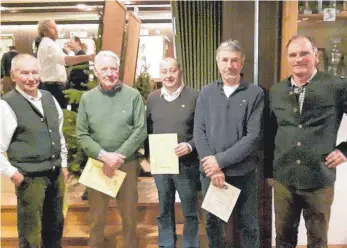  ?? FOTO: JÄGERVEREI­NIGUNG ?? Kreisjäger­meister Reinhold Baumann (rechts) freut sich über die Ehrungen an (von links) Hubert Eberle, Walter Bodenmülle­r, Heinz Witzemann und Friedrich Hutt.