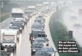  ??  ?? Wie auf diesem Bild stauten sich die Autos gestern vor dem Elbtunnel.