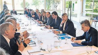  ?? (PRENSA SRA) ?? A la mesa. Integrante­s de la cadena de ganados y carnes durante su último encuentro con Macri.