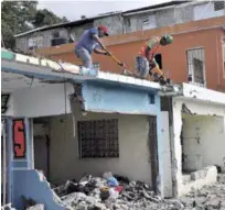  ?? ADRIANO ROSARIO/LISTÍN DIARIO ?? Asistencia. Tres casas serán demolidas y las demás serán reconstrui­das, según informaron dirigentes comunitari­os.