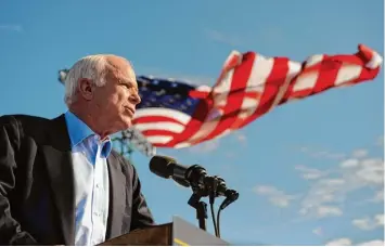 ?? Archivfoto: Robyn Beck, afp ?? Kaum zu trennen: Wo John McCain öffentlich auftrat, war die US amerikanis­che Flagge nicht weit. So auch bei diesem Auftritt im Präsidents­chaftswahl­kampf im Jahr 2008 in Tampa, Florida.
