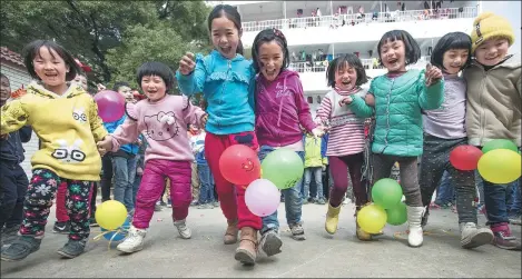  ?? XIAO YIJIU / XINHUA ?? Children of migrant workers play at a school in Wuhan, Hubei province, on March 1.