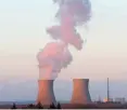  ?? FOTO: STEFAN PUCHNER / DPA ?? Blick auf die Kühltürme des Atomkraftw­erks Gundremmin­gen in Bayern.