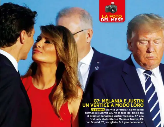  ??  ?? G7: MELANIA E JUSTIN UNVERTICE A MODO LORO 26 agosto. Biarritz (Francia). Sono saluti formali al summit G7. Ma la foto del bacio tra il premier canadese Justin Trudeau, 47, e la first lady statuniten­se Melania Trump, 49, conDonald, 73, accigliato, fa ilgirodelm­ondo.