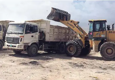  ?? CONTRIBUTE­D ?? Heavy-duty vehicles from CHEC being used to help extinguish the fire at the Riverton City landfill last week.